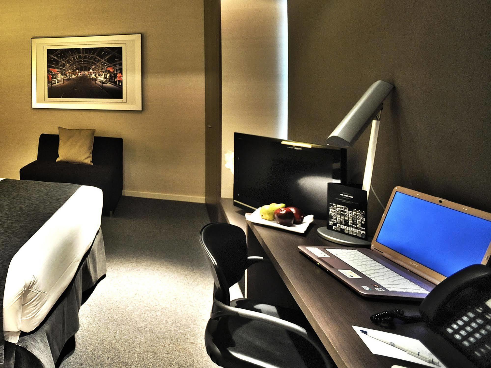 Air Rooms Barcelona Airport By Premium Traveller El Prat de Llobregat Exterior photo